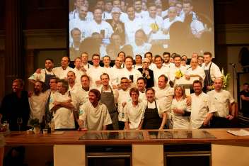 Jamie Oliver and Ronni Kahn with all professional chefs at CEO CookOff